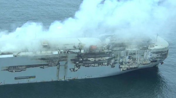 Горящий у берегов Нидерландов автовоз пытаются отбуксировать