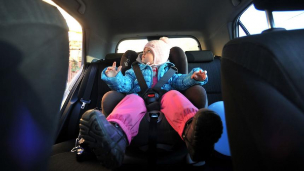 Названы худшие автомобили для перевозки детей в автокреслах