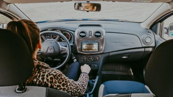 Больше половины российских водителей еженедельно стоят в пробках Больше половины российских водителей еженедельно стоят в пробках